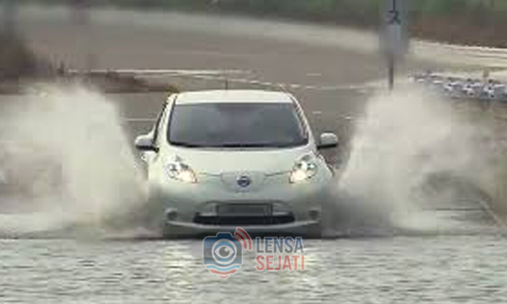 Mobil Listrik Terobos Banjir