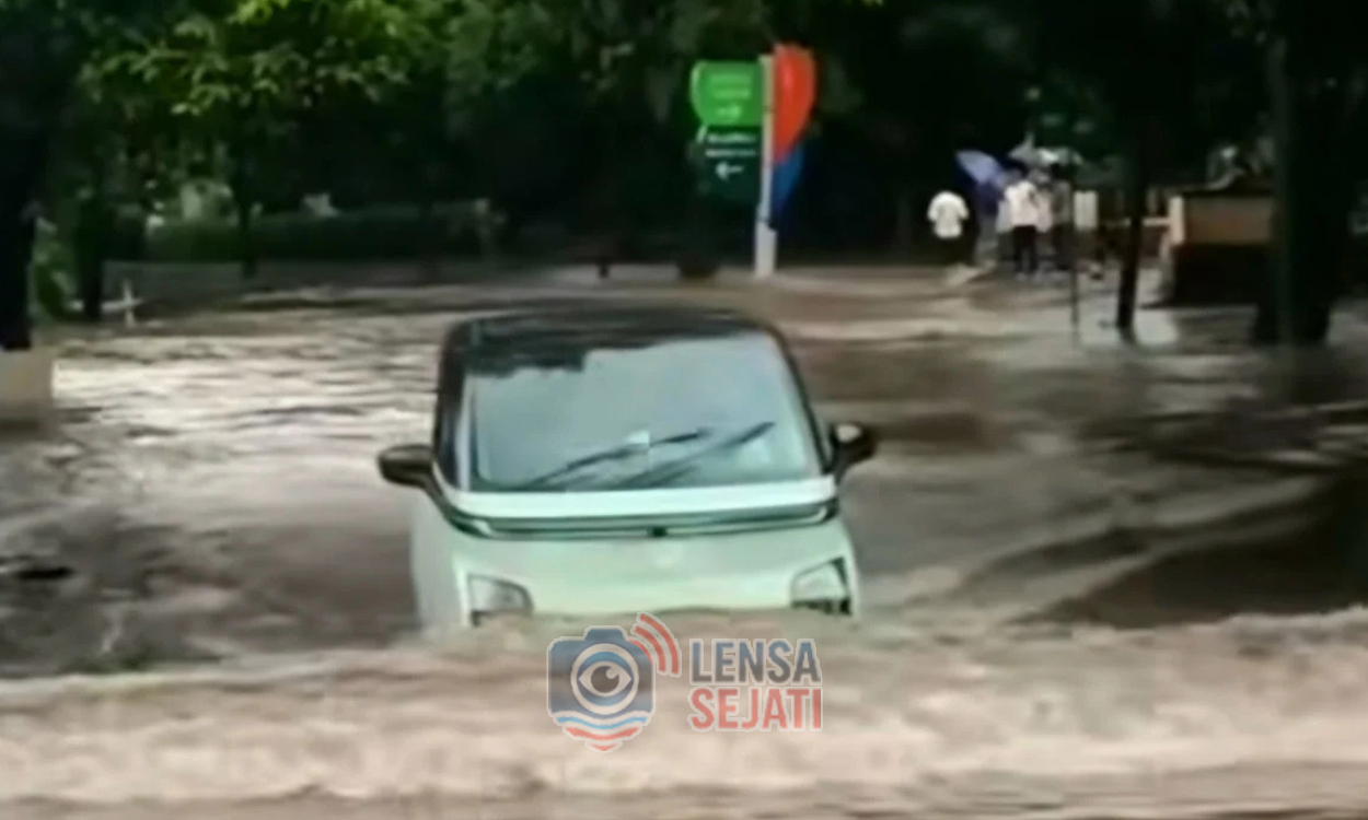 Mobil Listrik Terobos Banjir