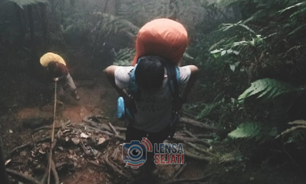 Pendaki di Gunung Salak